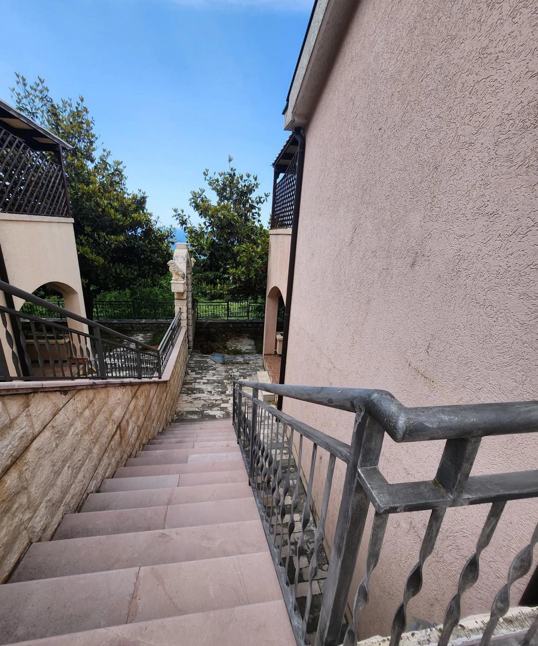 Kuca-sa-apartmanima-i-pogledom-na-more-Blizikuce-Budva-4 Kuća 145 m² – Blizikuće, Budva — fotografija 5
