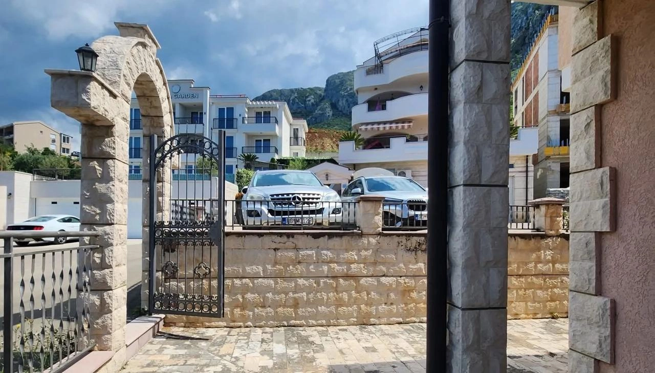 Kuca-sa-apartmanima-i-pogledom-na-more-Blizikuce-Budva-9 Kuća 145 m² – Blizikuće, Budva — fotografija 10