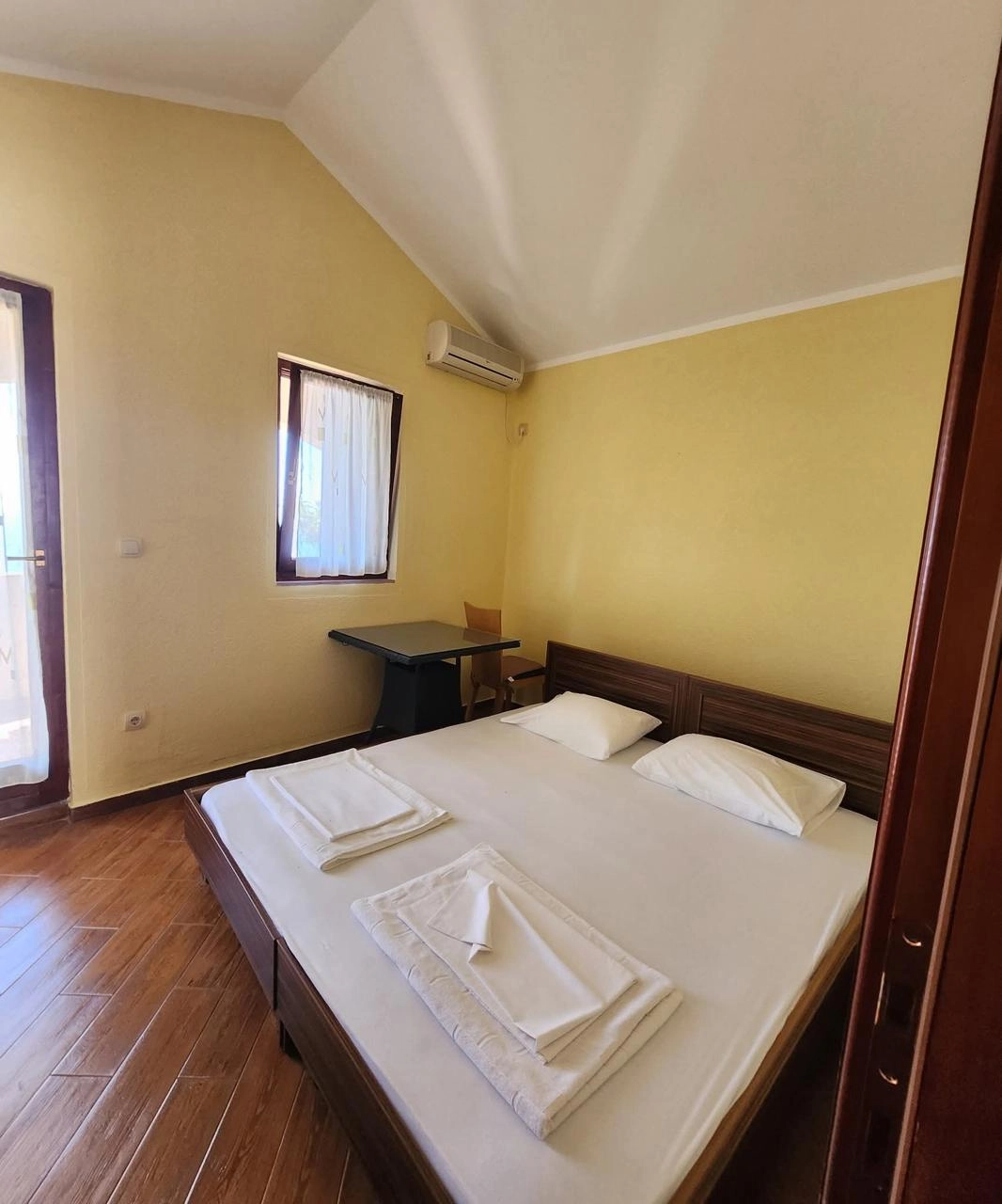 Kuca-sa-apartmanima-i-pogledom-na-more-Blizikuce-Budva-11 Kuća 145 m² – Blizikuće, Budva — fotografija 12