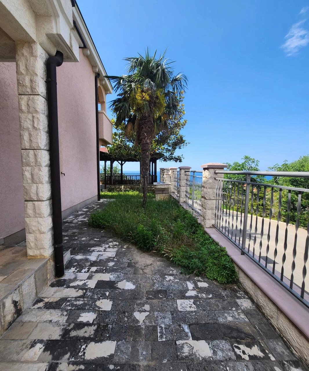Kuca-sa-apartmanima-i-pogledom-na-more-Blizikuce-Budva-17 Kuća 145 m² – Blizikuće, Budva — fotografija 18