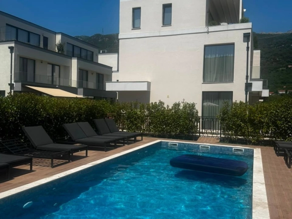 Izdavanje: Kuća 165 m² – Lastva Grbaljska, Kotor
