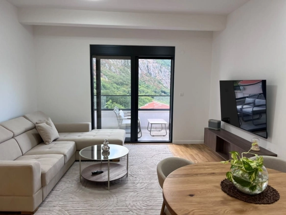 Izdavanje: Dvosoban stan 72 m² – Škaljari, Kotor