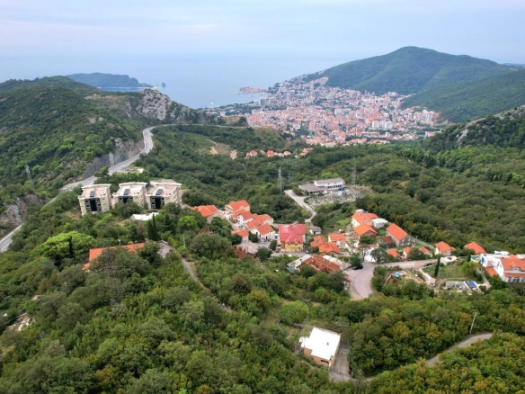 Plac sa pogledom na more u Podmainama, Budva