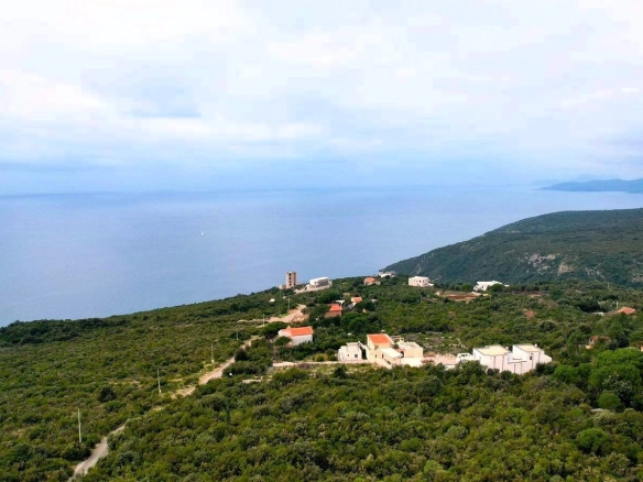 Urbanizovan plac sa pogledom na more, Zagora, Kotor — fotografija 2