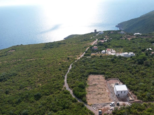 Urbanizovan plac sa pogledom na more, Zagora, Kotor — fotografija 5