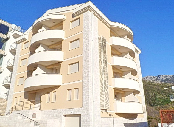 Hotel sa bazenom i terasama u Bečićima