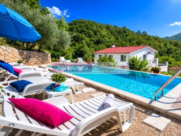 Kuća sa bazenom u Mojdežu