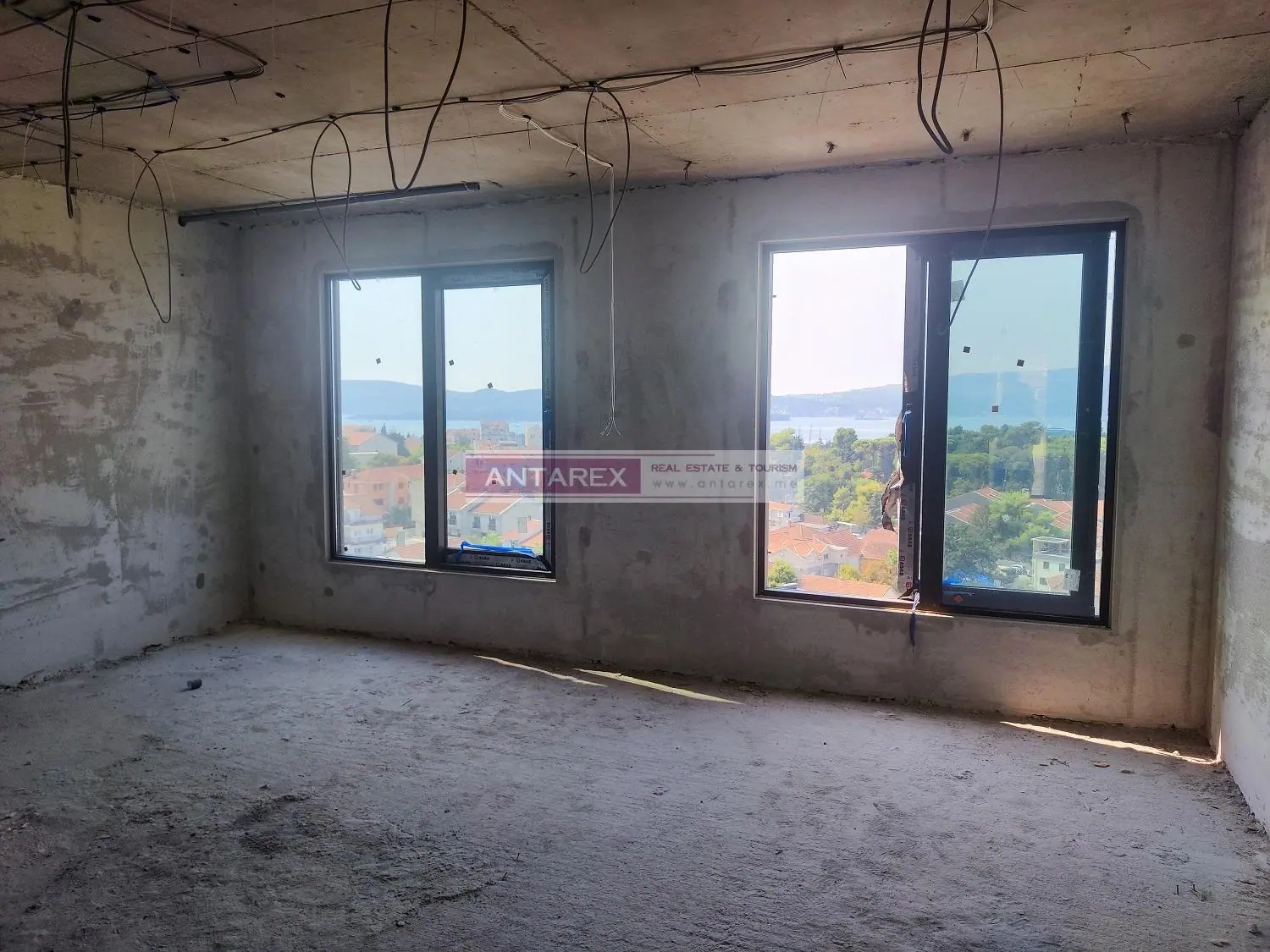 Trosoban-penthaus-sa-krovnom-terasom-Tivat-5 Trosoban stan 106 m² – Tivat — fotografija 6