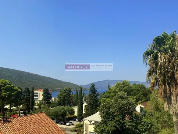 Dvosoban stan sa terasom i pogledom na more