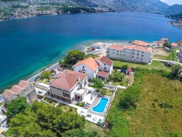 Vila sa bazenom i pogledom na more u Prčanju