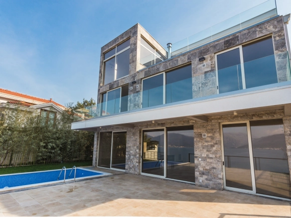 Vila sa bazenom na prvoj liniji u Krašićima