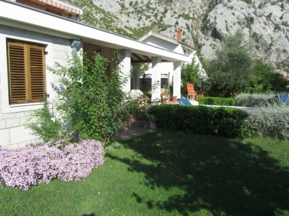 Vila sa bazenom u Orahovcu