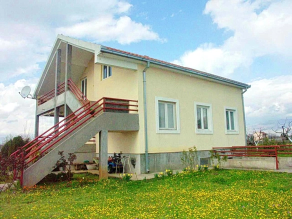 Kuća sa placom u predgrađu Podgorice