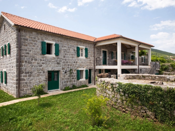 Vila sa bazenom na poluostrvu Luštica