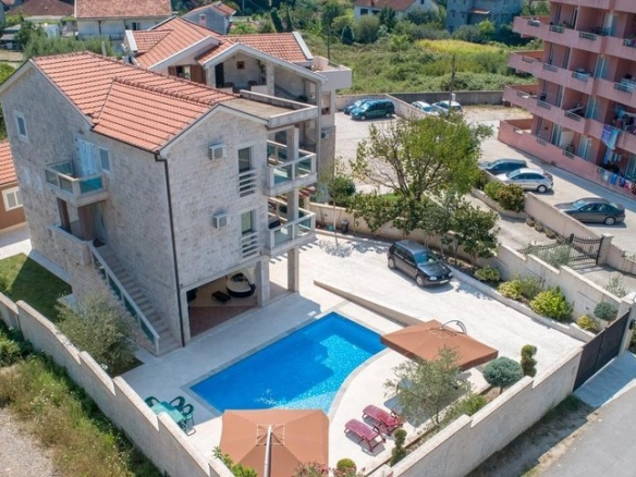 Vila sa bazenom i pogledom na more