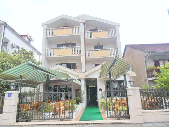 Hotel na obali mora u Tivtu