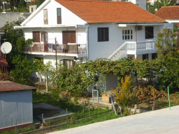 Kuća sa placem i pogledom na more