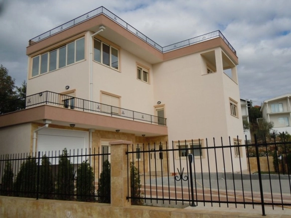 Vila sa dvorištem u Krimovici