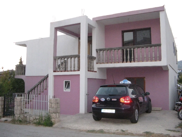 Kuća s terasama i pogledom na more