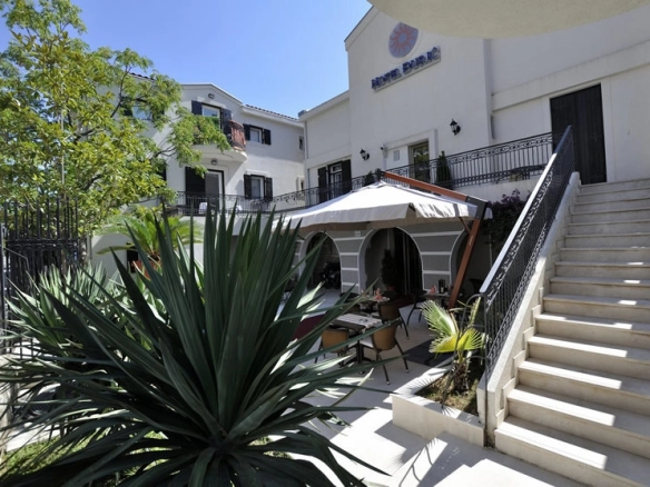 Hotel sa bazenom i terasama u Petrovcu