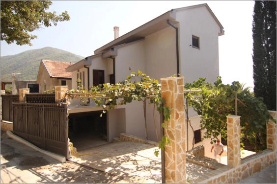 Vila sa placom u Lastvi Grbaljskoj
