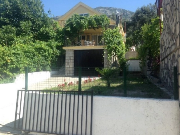 Dvospratna kuća sa placem u Šušnju