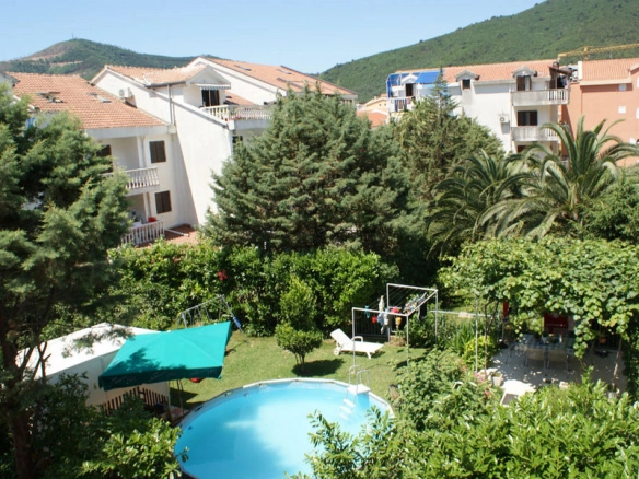 Hotel sa bazenom i terasama u Budvi