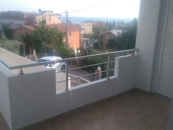 Trospratna kuća sa terasama u Šušnju