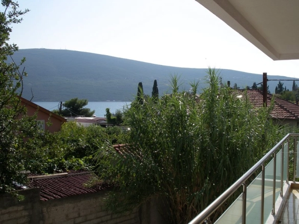 Dvosoban stan sa terasom u Baošićima
