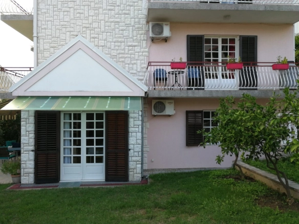 Četvorospratna kuća sa terasama u Tivtu