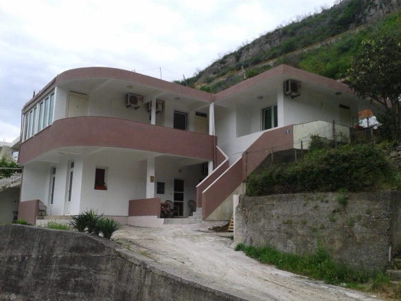 Dvospratna kuća sa pogledom na more