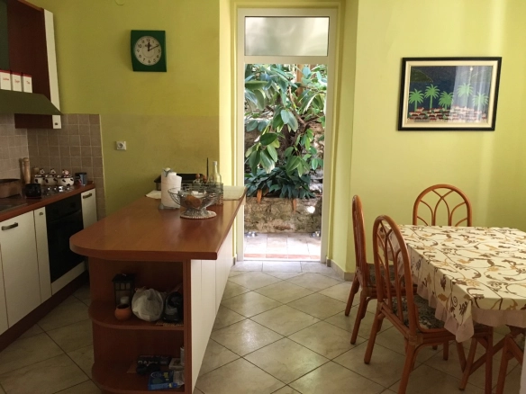 Kuća sa bazenom i dvorištem