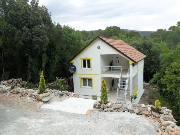 Kuća sa terasom i parcelom u Žanjicama