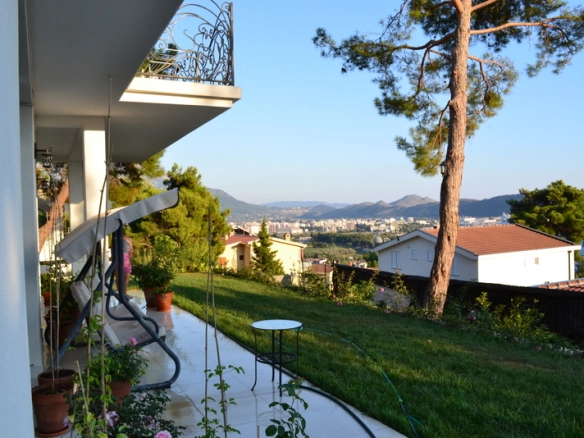 Kuća sa dvorištem i pogledom na more u Šušnju