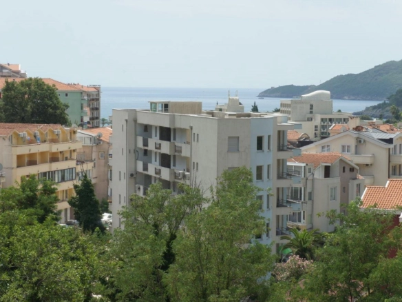 Dvosoban stan sa pogledom na more u Bečićima