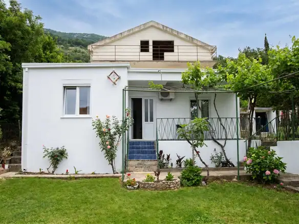 Kuća od 77 m² sa terasom u Sutomoru