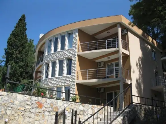 Vila sa bazenom i pogledom na more u Šušnju