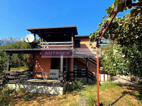 Kuća sa dva stana i placom u Zeleniki