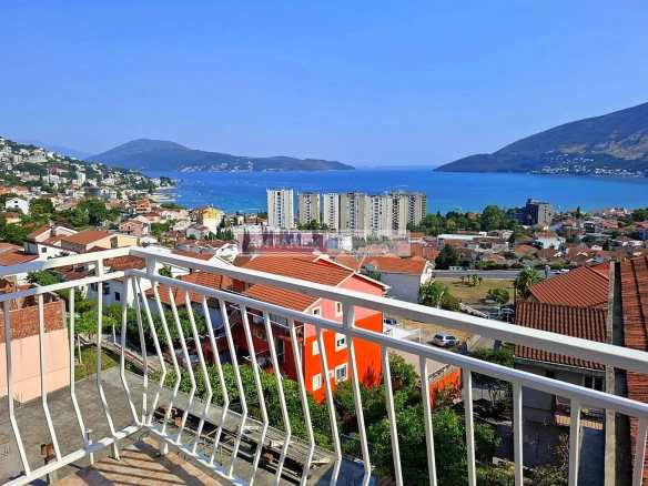 Četvorosoban stan sa pogledom na more u Igalu