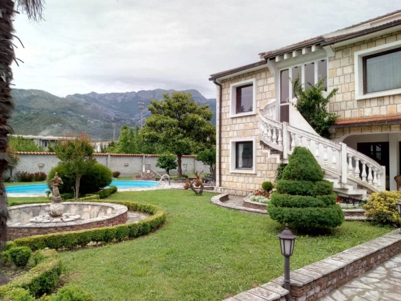 Vila sa bazenom u naselju Popovići