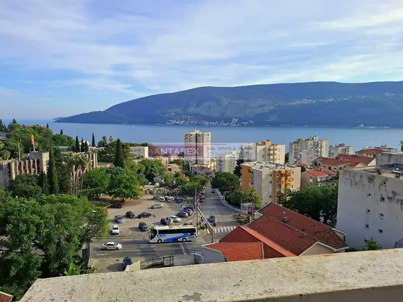 Trosoban stan na Toploj