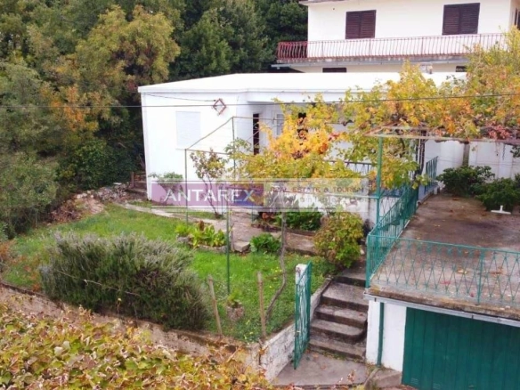 Kuća sa garažom u Sutomoru