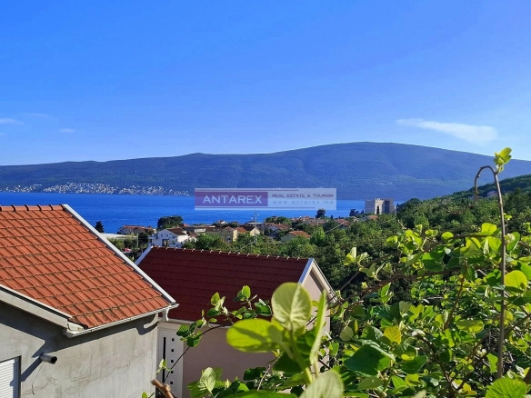 Trospratna kuća blizu mora u Bijeloj