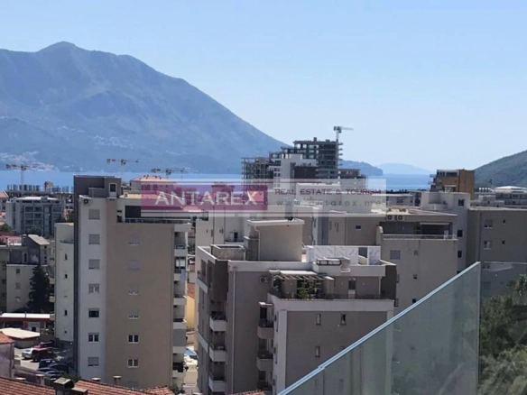 Garsonjera sa terasom i pogledom na more u Budvi