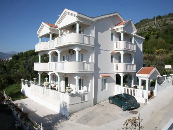 Vila sa bazenom i terasama u Kavcu