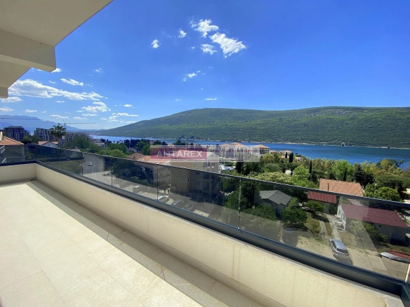 Dvosoban stan sa terasom u Kumboru