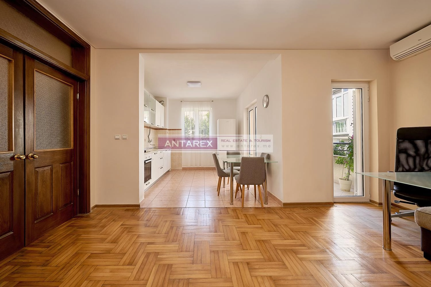 Dvosoban-stan-sa-garazom-u-centru-Budve-1 Dvosoban stan 62 m² – Budva — fotografija 2