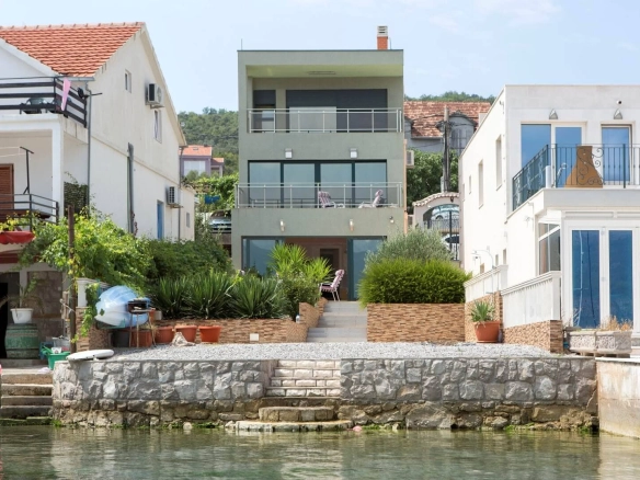 Vila na prvoj liniji do mora