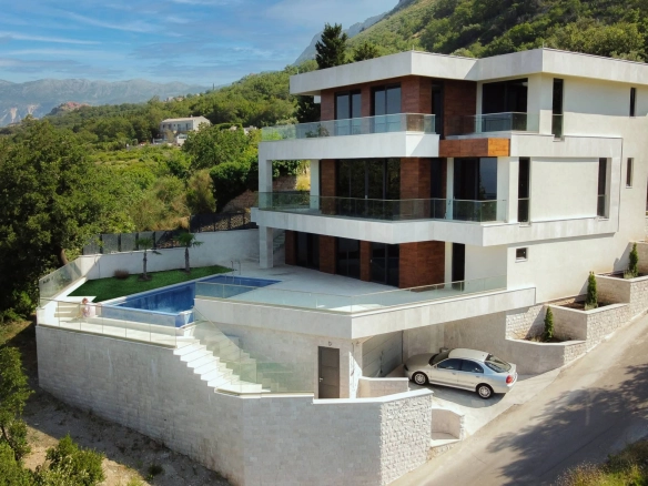 Vila sa bazenom u Drobnom Pijesku