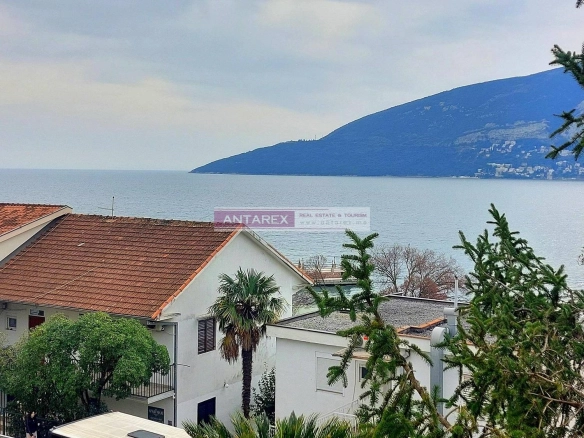 Kuća sa placom blizu rive u Herceg Novom